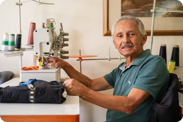 Imagen de un pensionado agradecido con un crédito para pensionados de Avista.